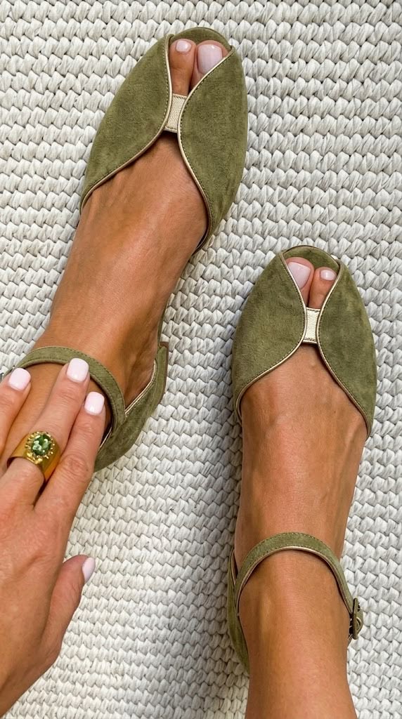 Women's Pointed-Toe Ankle Strap Flat Sandals for All-Day Comfort - Image 4